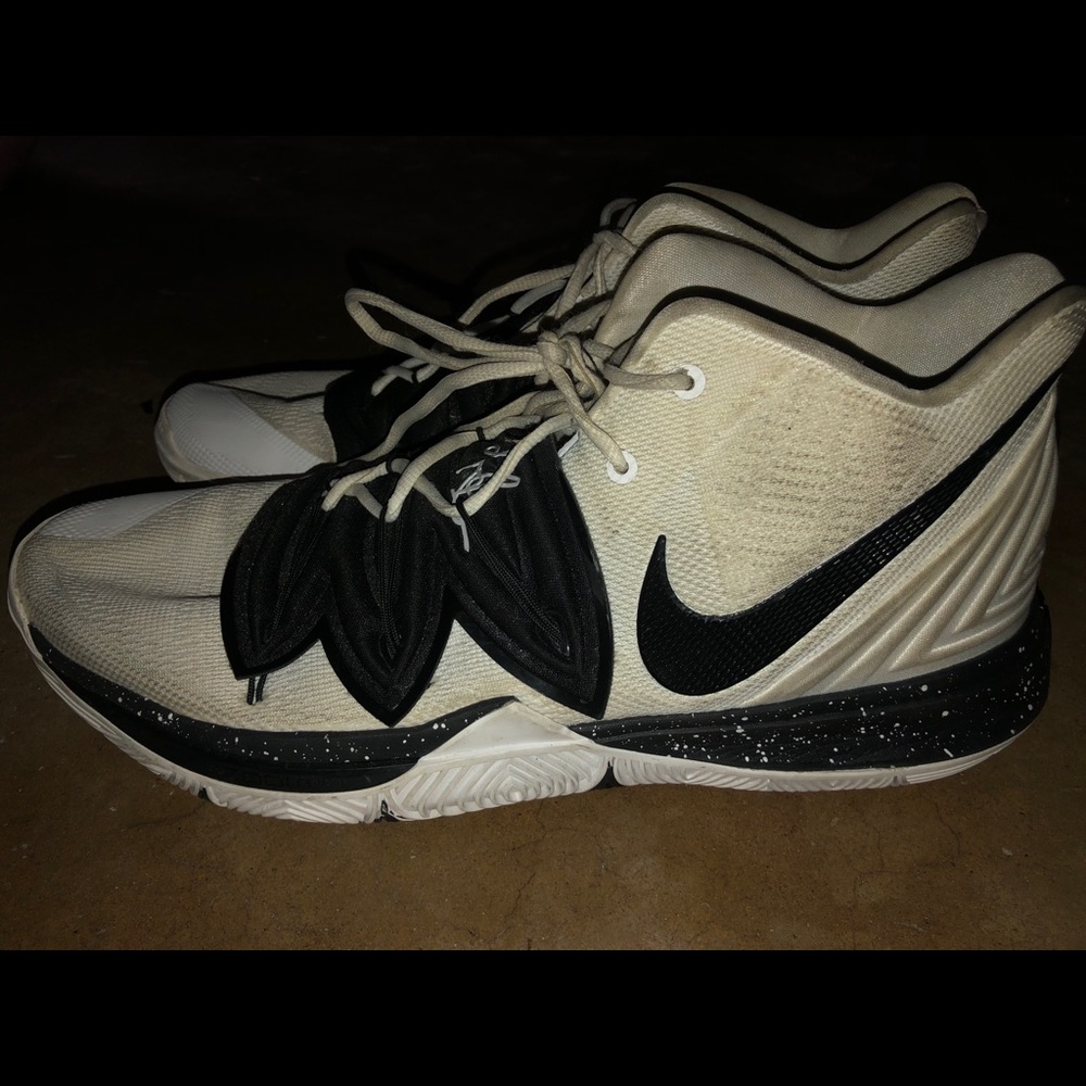Nike Kyrie 5 TB 'White' 
Basketball Shoes/Sneakers